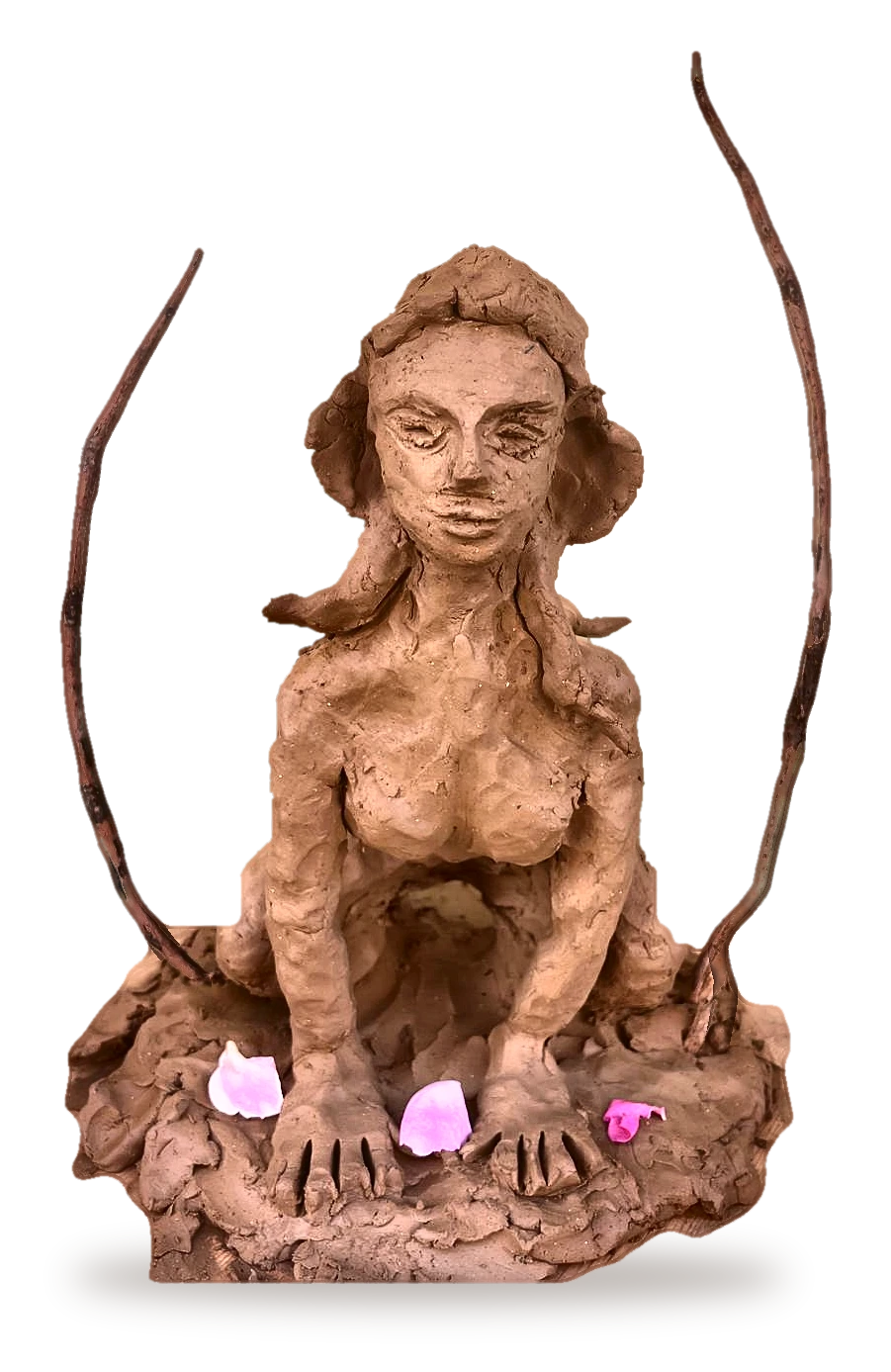 Weibliche Sphinx aus Lehm mit Rosenblüten
